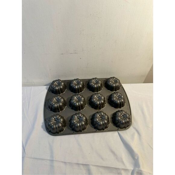 Nordic ware bunt cake cupcake pan - Picture 3 of 7